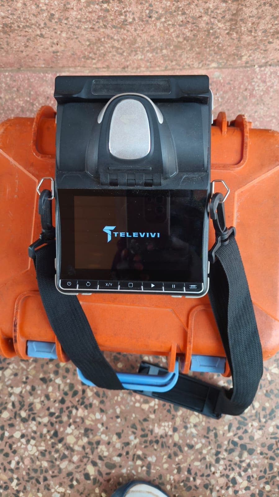 Fusion splicer powering on while positioned on its protective case